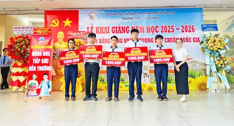 Công ty TNHH Hồng Đức trao 165 suất học bổng tiếp sức đến trường