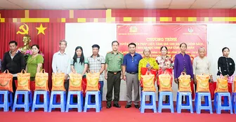 Công an TP Cần Thơ tổ chức tuyên truyền pháp luật, tặng quà người dân ở phường Thới Long