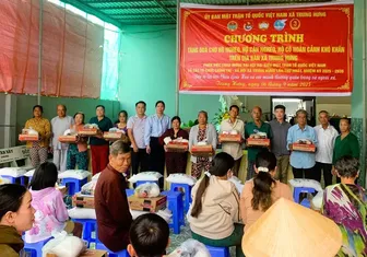 Hơn 1.000 phần quà tặng người dân