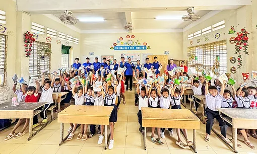 100% đảng viên của Đảng bộ Trường Đại học Tây Đô cam kết học tập và làm theo Bác