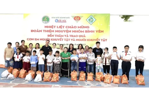 Trao quà tặng cho con, em người khuyết tật và người khuyết tật