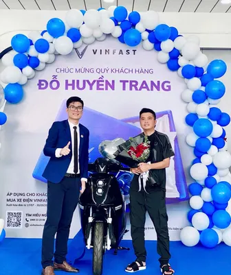 Khách hàng Cà Mau mua VinFast VF 3, bất ngờ trúng thêm xe máy điện Theon S