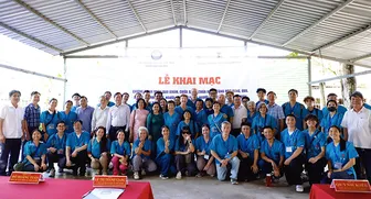 Khám bệnh, tặng học bổng, quà cho học sinh và người khuyết tật