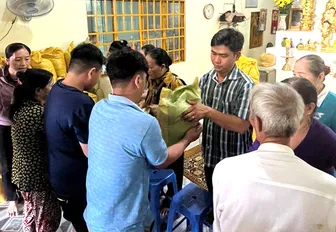 Tặng quà hộ nghèo, cận nghèo, hoàn cảnh khó khăn