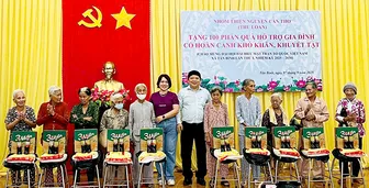 Trao quà, học bổng tặng học sinh, người dân có hoàn cảnh khó khăn