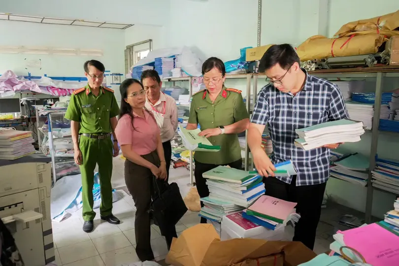 Phát hiện cơ sở photocopy trái phép giáo trình của Nhà xuất bản Chính trị quốc gia Sự thật Phát hiện cơ sở photocopy trái phép giáo trình của Nhà xuất bản Chính trị quốc gia Sự thật
