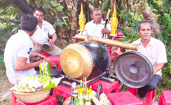 វង់​ភ្លេង​តិតក់​របស់​ជន​រួម​ជាតិ​ខ្មែរ​នៅ​អាង​យ៉ាង​