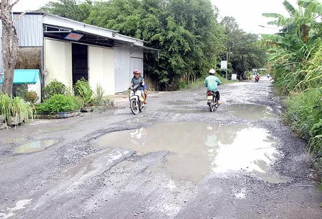 Cần sớm sửa chữa các tuyến đường công vụ xã Vị Thanh 1