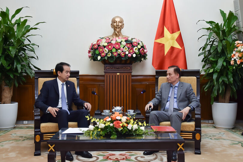 Acting Minister of Foreign Affairs receives Chinese Ambassador to Vietnam