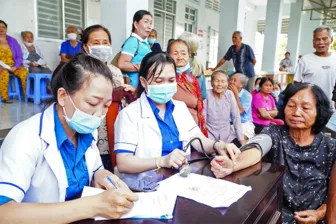Khám bệnh cho 500 bà con ở cù lao Tân Lộc