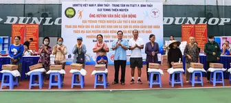Câu lạc bộ Tennis Thiện Nguyện trao quà cho học sinh có hoàn cảnh khó khăn