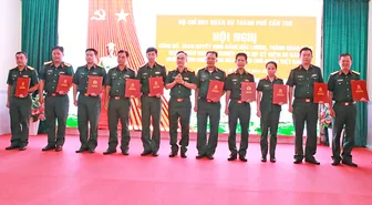 Trao Quyết định nâng bậc lương, thăng quân hàm cho 40 quân nhân chuyên nghiệp và hạ sĩ quan, chiến sĩ