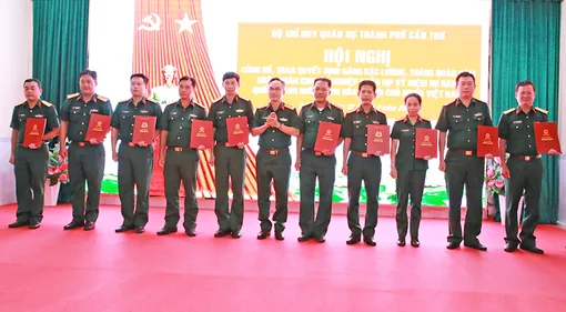 Trao Quyết định nâng bậc lương, thăng quân hàm cho 40 quân nhân chuyên nghiệp và hạ sĩ quan, chiến sĩ