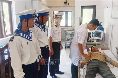 Điểm tựa y tế vững chắc cho ngư dân vươn khơi bám biển