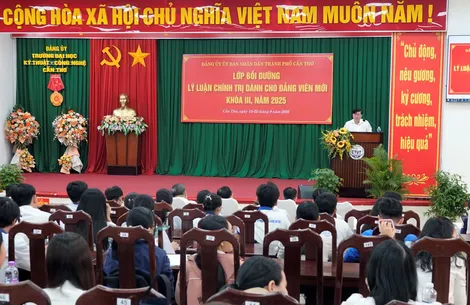 Gần 300 đảng viên mới được bồi dưỡng lý luận chính trị