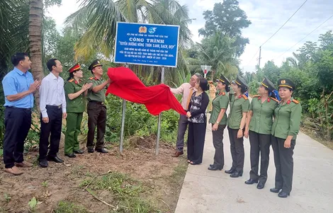 Khởi công xây dựng Mái ấm tình thương và Tuyến đường nông thôn xanh, sạch, đẹp