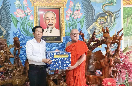 Thành phố tổ chức nhiều đoàn cán bộ thăm, chúc mừng Lễ Sene Dolta đồng bào Khmer
