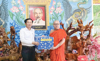 ទីក្រុង​កឹង​ធើ​ចាត់​តាំង​ក្រុម​ប្រតិ​ភូ​អញ្ជើញ​ទៅ​សួរ​សុខ​ទុក្ខ​និង​ប្រ​សិទ្ធ​ពរ​ពិធី​បុណ្យ​សែន​ដូន​តា​ជន​រួម​ជាតិ​ខ្មែរ