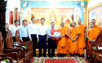 ថ្នាក់​ដឹក​នាំ​ទី​ក្រុង​អញ្ជើញ​ទៅ​សួ​សុខ​ទុក្ខ​ និង​ប្រ​សិទ្ធ​ពរ​បុណ្យ​សែន​ដូន​តា