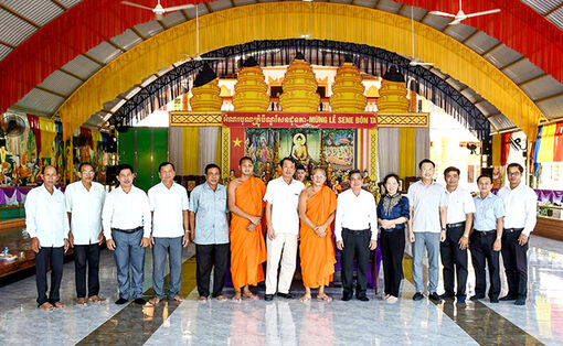 ជន​រួម​ជាតិ​ខ្មែរ​អំ​ណរ​បុណ្យ​សែន​ដូន​តា កក់​ក្តៅ​និង​សប្បាយ​រីក​រាយ