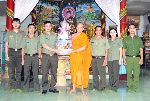 Công an Cần Thơ thăm, chúc mừng Lễ Sene Dolta