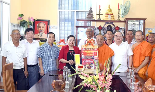 Đoàn công tác Ủy ban MTTQVN TP Cần Thơ thăm, chúc mừng Lễ Sene Dolta 2025