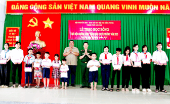 ជូន​អា​ហា​រូប​ករណ៍ ២០០ ចំ​ណែក​ដល់​សិស្ស​ក្រី​ក្រ​នៅ​តំ​បន់​ព្រំ​ដែន​សមុទ្រ ​