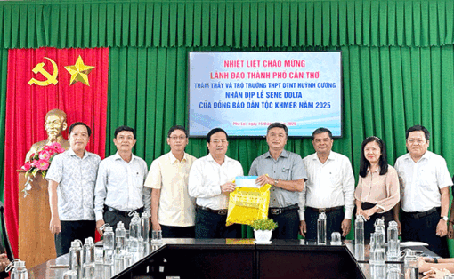 ថ្នាក់​ដឹក​នាំ​ទី​ក្រុង​កឹង​ធើ សួរ​សុខ​ទុក្ខ​និង​ប្រ​សិទ្ធ​ពរ​បុណ្យ​សែន​ដូន​តា​របស់​ជន​រួម​ជាតិ​ខ្មែរ