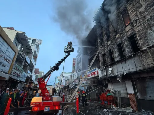 Hỏa hoạn trong đêm, thiệt hại 2 căn nhà và ảnh hưởng 1 chi nhánh ngân hàng