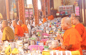 មាមីងខ្មែររីករាយអំណរបុណ្យសែនដូនតា