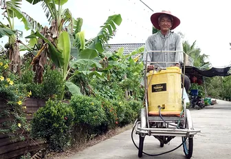“Ông Bảy già gân” làm đẹp xóm làng