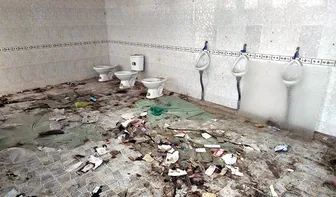 Nhà vệ sinh công cộng ở Công viên Chiến Thắng xuống cấp nặng