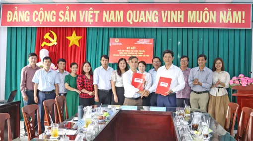 Phường Sóc Trăng, xã Nhơn Mỹ và xã Phú Lộc ký kết hợp đồng tuyên truyền với Báo và Phát thanh, Truyền hình Cần Thơ