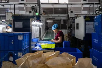 Thế giới tràn ngập hàng xuất khẩu giá rẻ của Trung Quốc