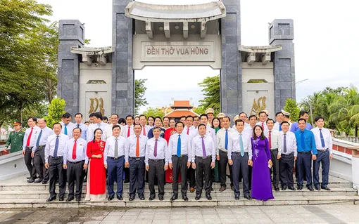 Đoàn đại biểu dự Đại hội đại biểu Đảng bộ TP Cần Thơ viếng Đền thờ Vua Hùng TP Cần Thơ, Nghĩa trang Liệt sĩ thành phố và Tượng đài Chủ tịch Hồ Chí Minh