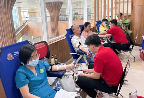 Các thầy thuốc và sinh viên Đại học Nam Cần Thơ hiến máu cứu người