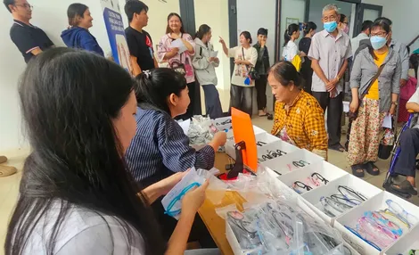 Khám, tư vấn và cấp kính cho người khuyết tật