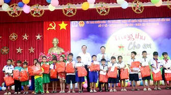 Tết Trung thu đến với trẻ em có hoàn cảnh khó khăn tại xã Vĩnh Thạnh