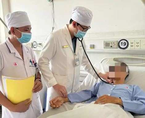 Bác sĩ Cần Thơ cứu kịp nam thanh niên bị vết thương thấu ngực do dao rọc giấy