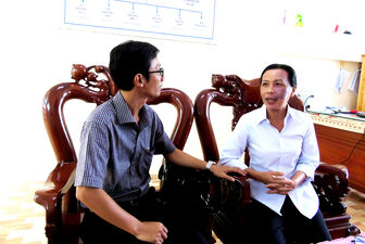 អ្នក​គ្រូ​អស់​ពី​ចិត្ត​ជា​មួយ​សិស្ស​តំ​បន់​ជន​រួម​ជាតិ​