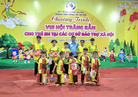 “Vui hội trăng rằm” với trẻ em tại các cơ sở bảo trợ xã hội