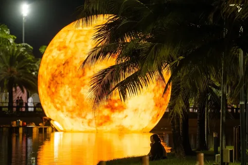 Điểm hẹn Trung thu của Tây Đô: Mặt trăng khổng lồ hơn 10m giữa mặt hồ Nam Long II Central Lake