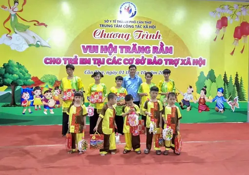 “Vui hội trăng rằm” với trẻ em tại các cơ sở bảo trợ xã hội “Vui hội trăng rằm” với trẻ em tại các cơ sở bảo trợ xã hội