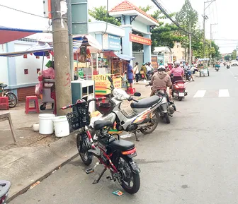 Bát nháo hàng rong trước cổng trường