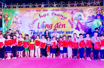 Phường Long Bình trao 300 phần quà Trung thu tặng trẻ em