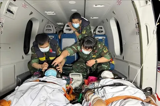Kịp thời đưa ba bệnh nhân nặng từ Trường Sa về đất liền cứu chữa