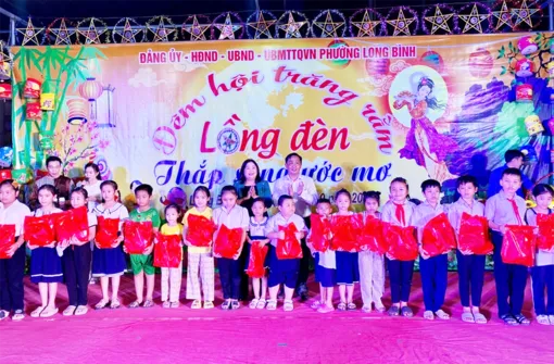 Phường Long Bình trao 300 phần quà Trung thu tặng trẻ em