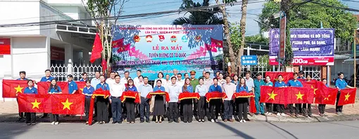 Ra mắt “Tuyến đường cờ Tổ quốc” Ra mắt “Tuyến đường cờ Tổ quốc”