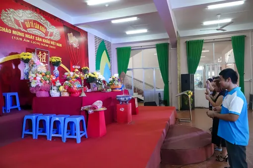 Nghệ sĩ sân khấu Tây Đô tri ân Tổ nghiệp