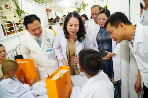 Phó Chủ tịch nước Võ Thị Ánh Xuân vui Trung thu với trẻ em Cần Thơ
